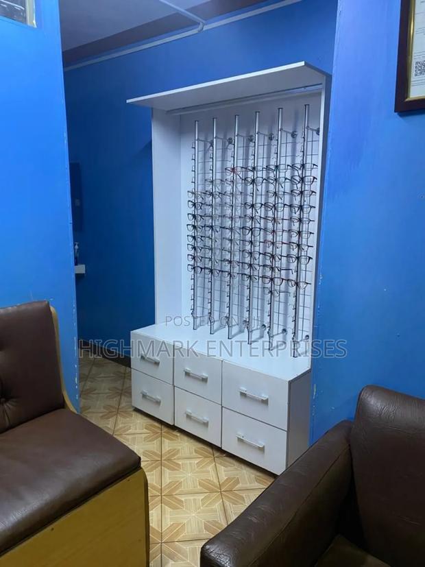 Hospital on Sale:Operating 24 Hours