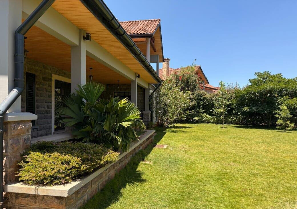 4-Ensuite Townhouse on Half-Acre with Shared Pool – Bogani, Karen