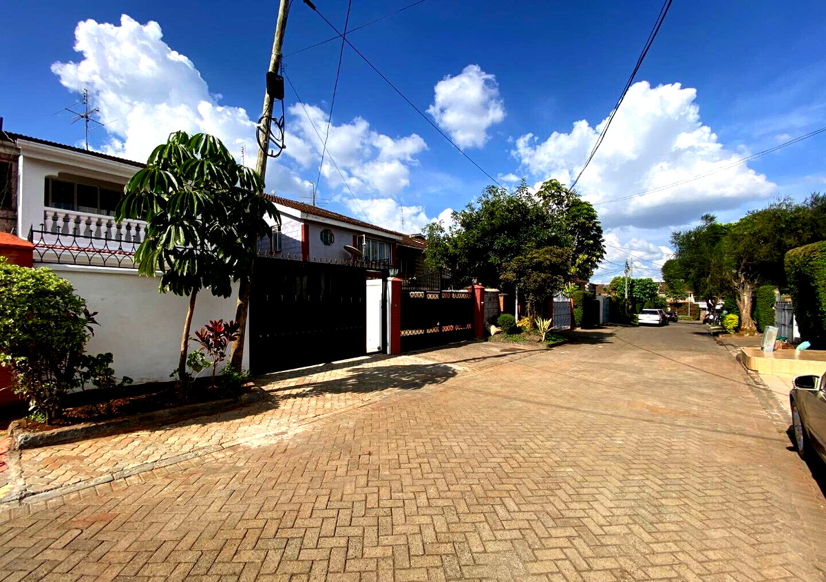 4-Bed Townhouse with Private Balconies & DSQ - Lavington