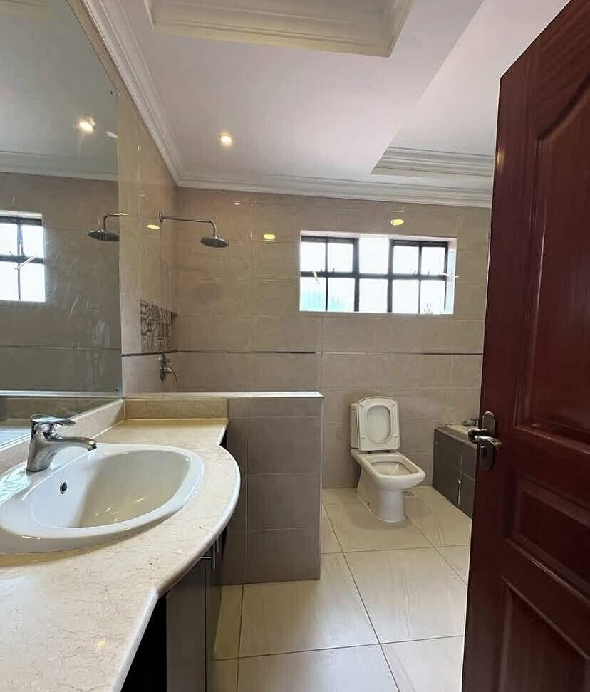 5-Ensuite Family Home with DSQ & Shared Pool – Karen Bogani