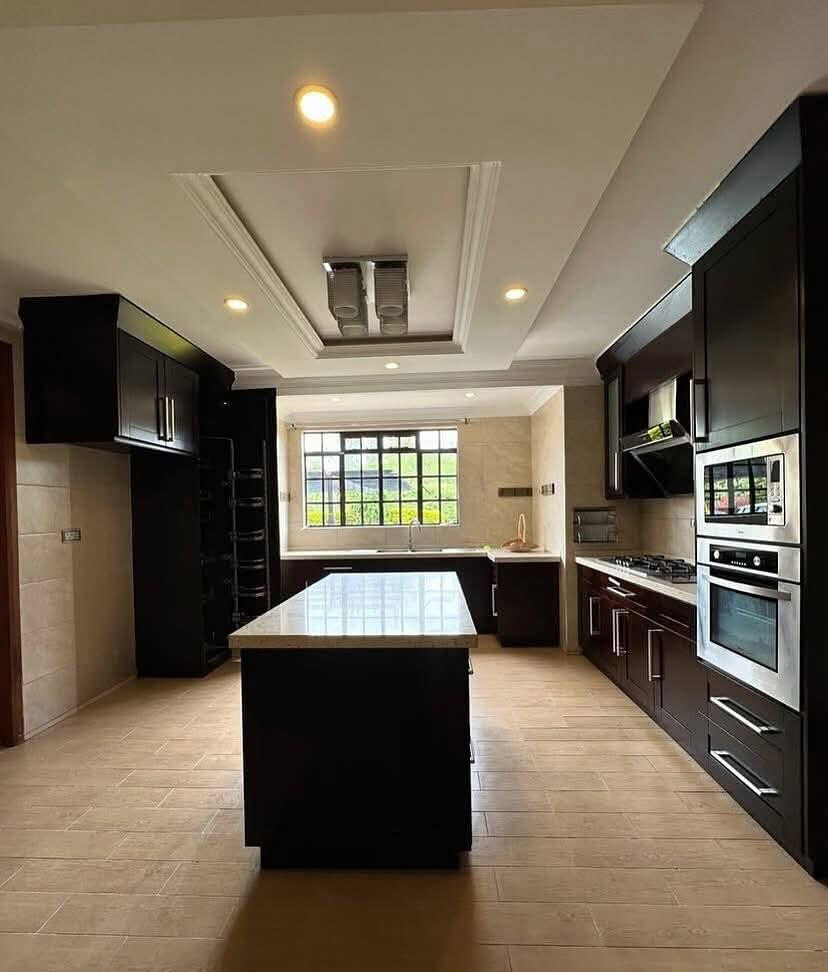 5-Ensuite Family Home with DSQ & Shared Pool – Karen Bogani