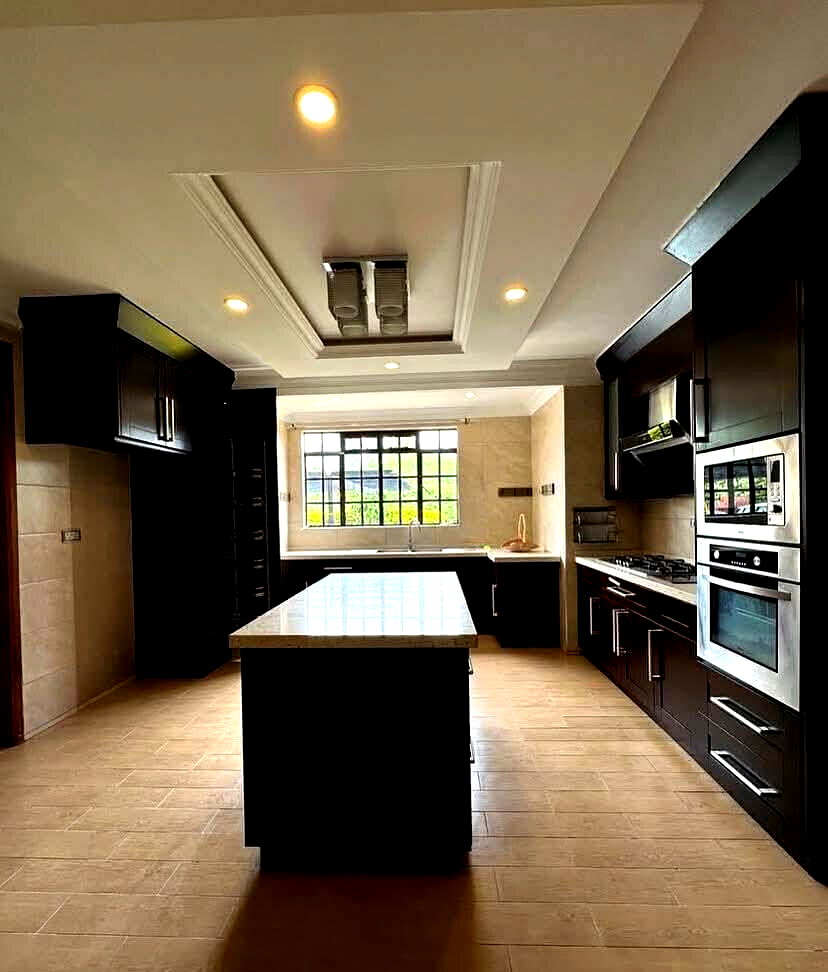 5-Ensuite Family Home with DSQ & Shared Pool – Karen Bogani