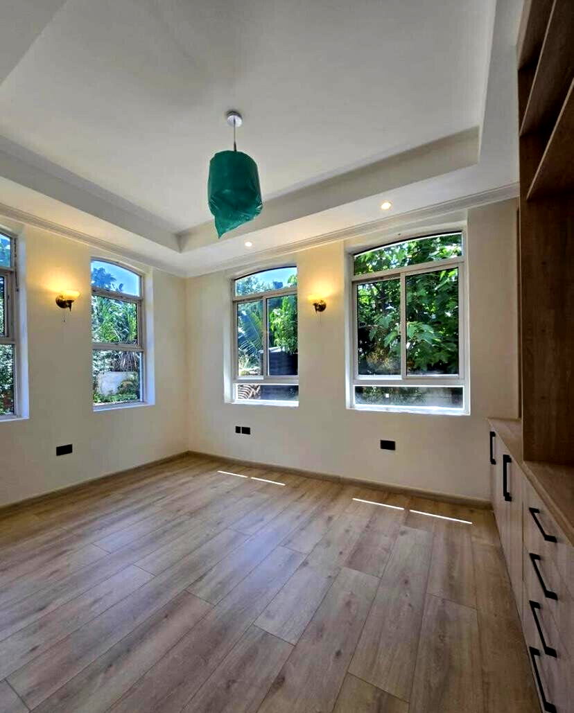 5BR All-Ensuite Villa with Rooftop Offices & Pool - Runda