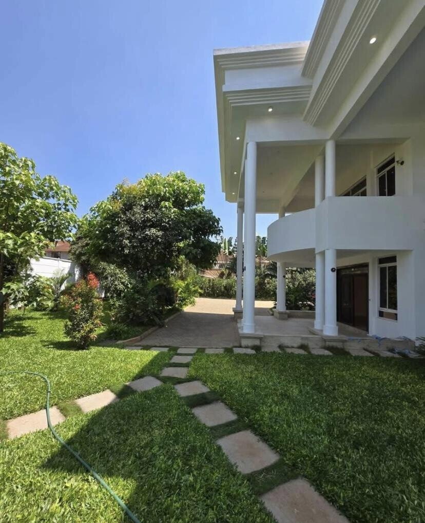 5BR All-Ensuite Villa with Rooftop Offices & Pool - Runda