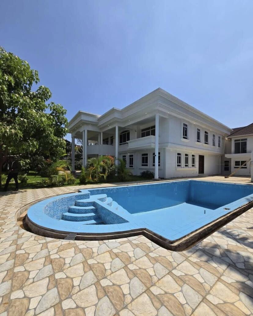 5BR All-Ensuite Villa with Rooftop Offices & Pool - Runda
