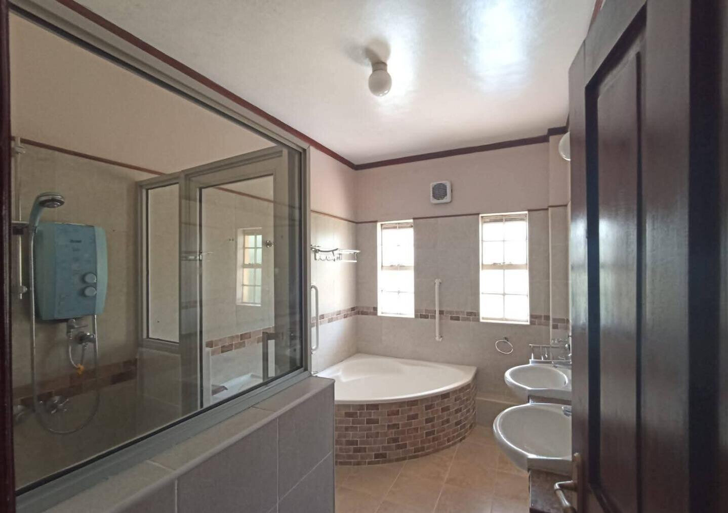 5-Ensuite Townhouse on Half-Acre with Pool & DSQ - Lower Kabete