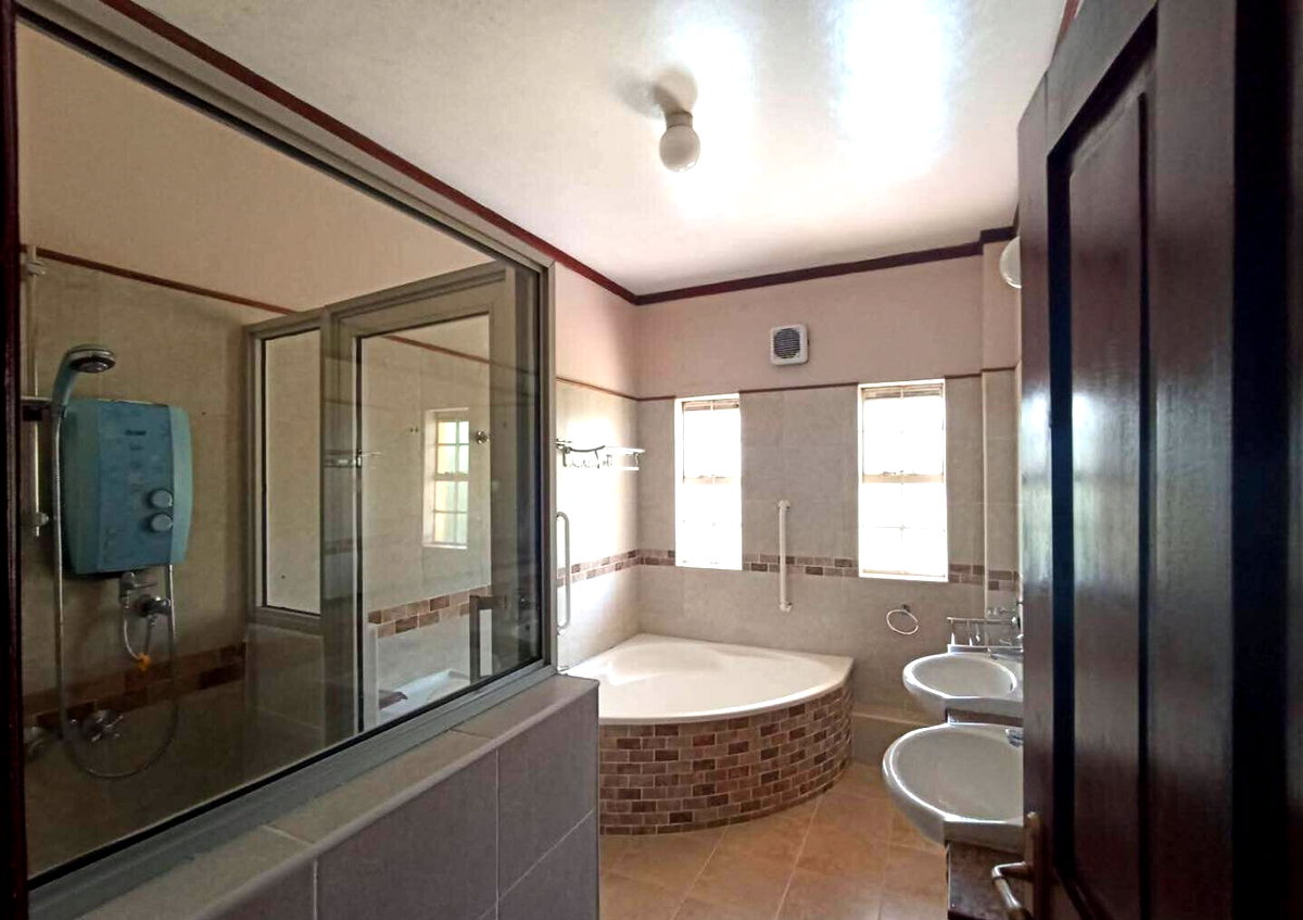 5-Ensuite Townhouse on Half-Acre with Pool & DSQ - Lower Kabete