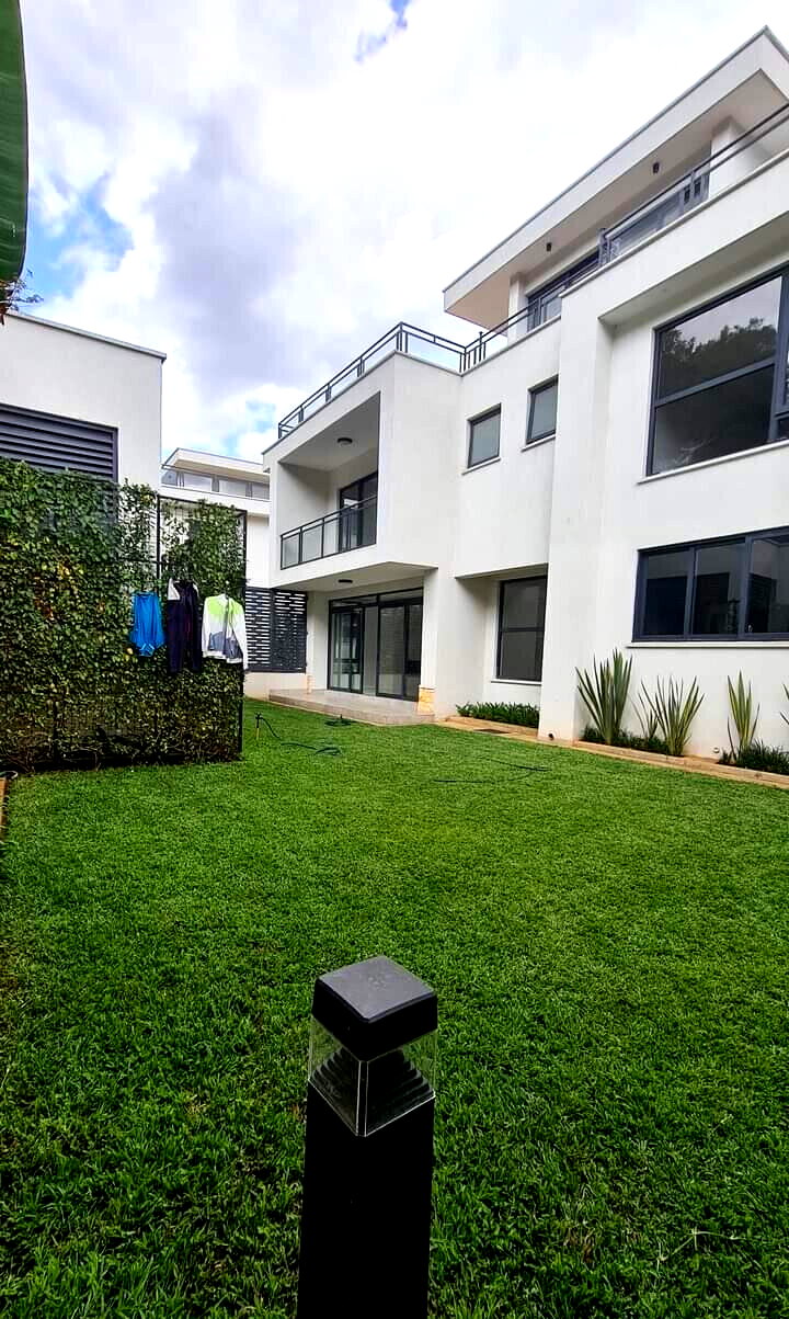 5-Ensuite Townhouse with Chef's Kitchen & DSQ - Lavington