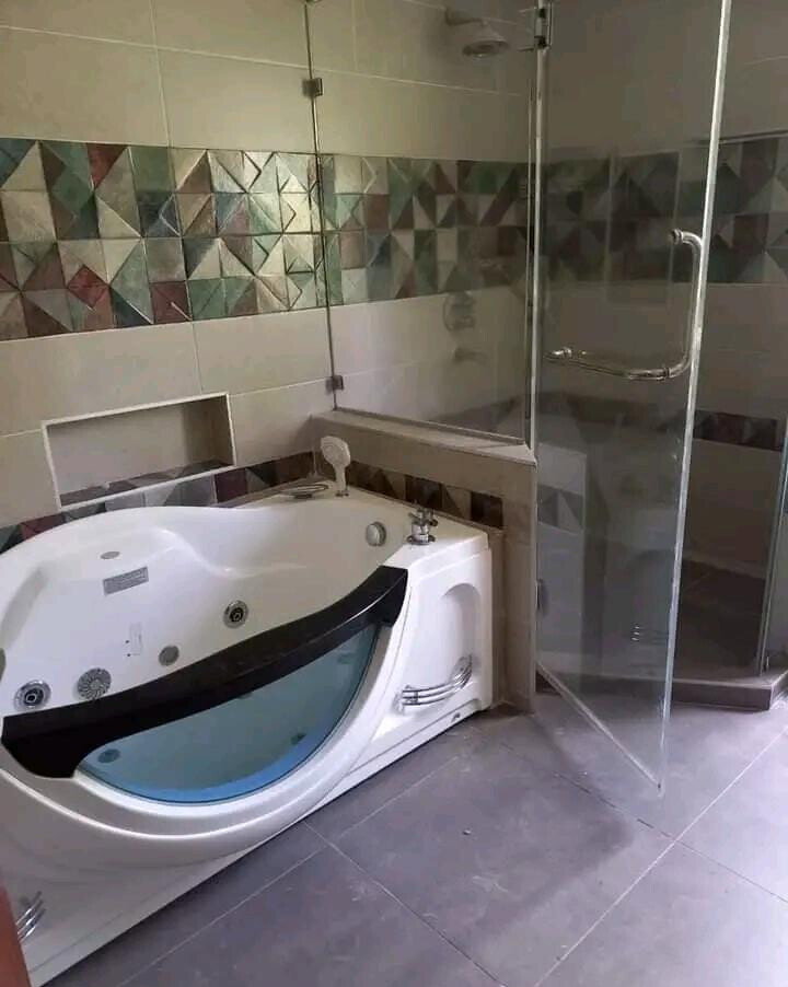 4 En-Suite Bedrooms with Jacuzzi & Servant's Quarter - Kitisuru