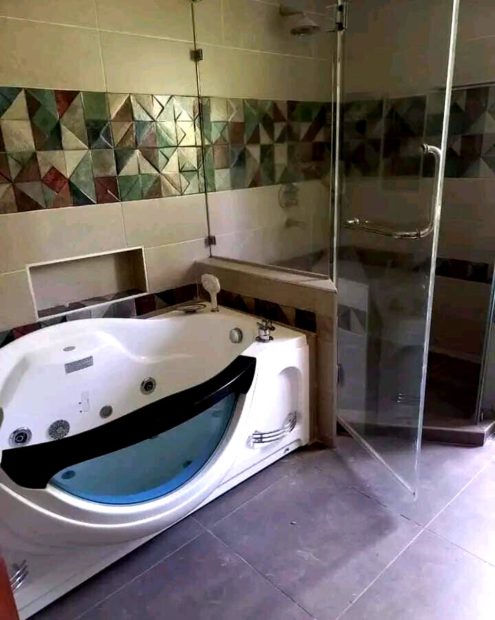 4 En-Suite Bedrooms with Jacuzzi & Servant's Quarter - Kitisuru