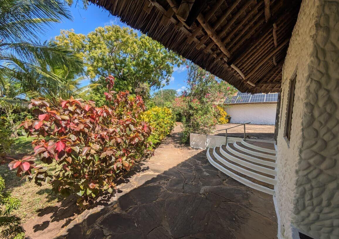 Quarter Acre 2BR Cottage with Pool