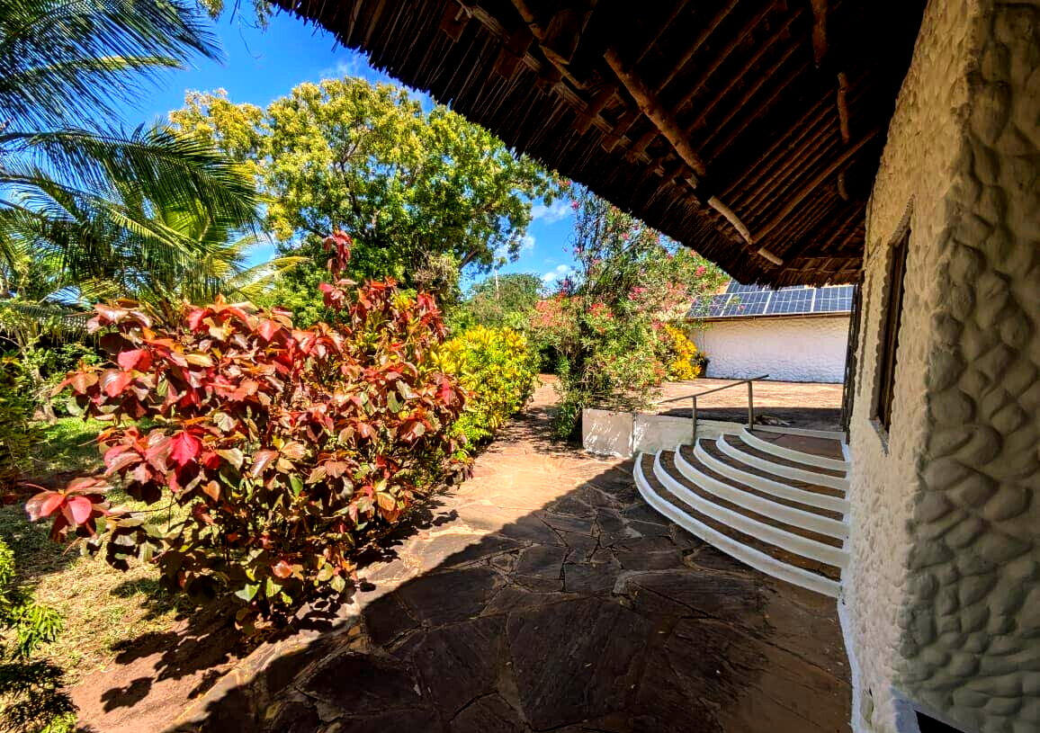 Quarter Acre 2BR Cottage with Pool