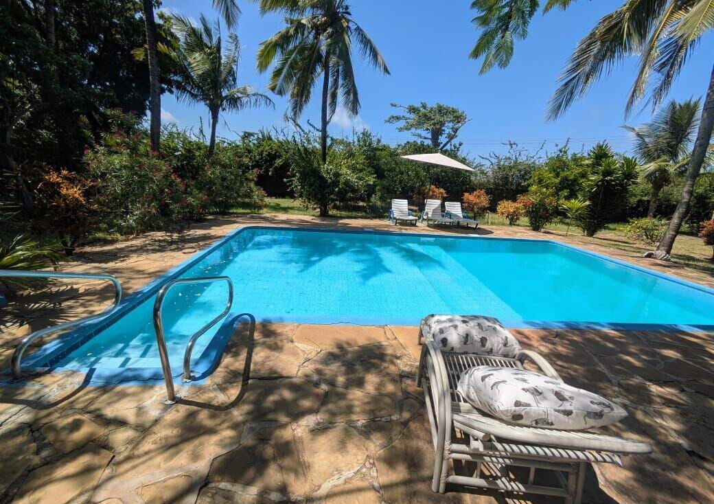 Quarter Acre 2BR Cottage with Pool