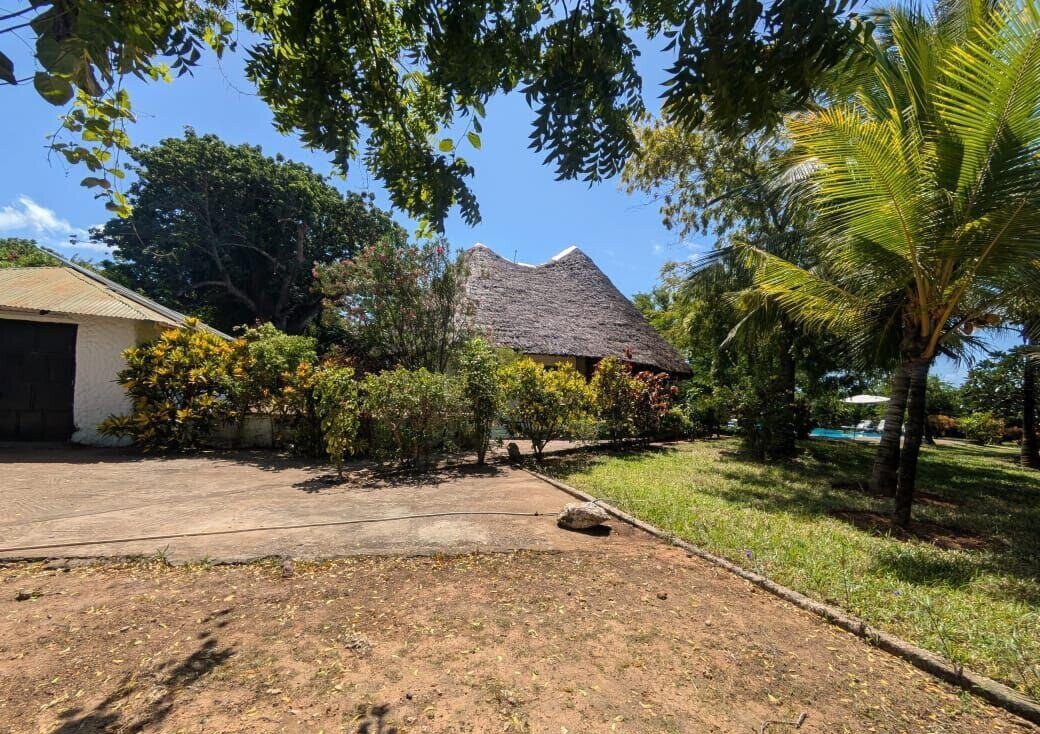 Quarter Acre 2BR Cottage with Pool