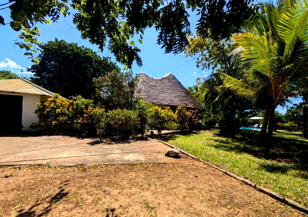 Quarter Acre 2BR Cottage with Pool