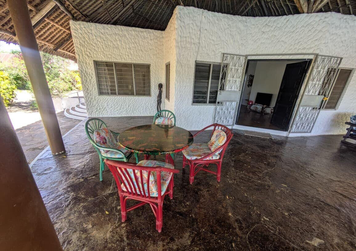 Quarter Acre 2BR Cottage with Pool