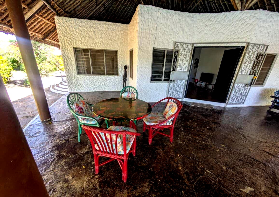 Quarter Acre 2BR Cottage with Pool