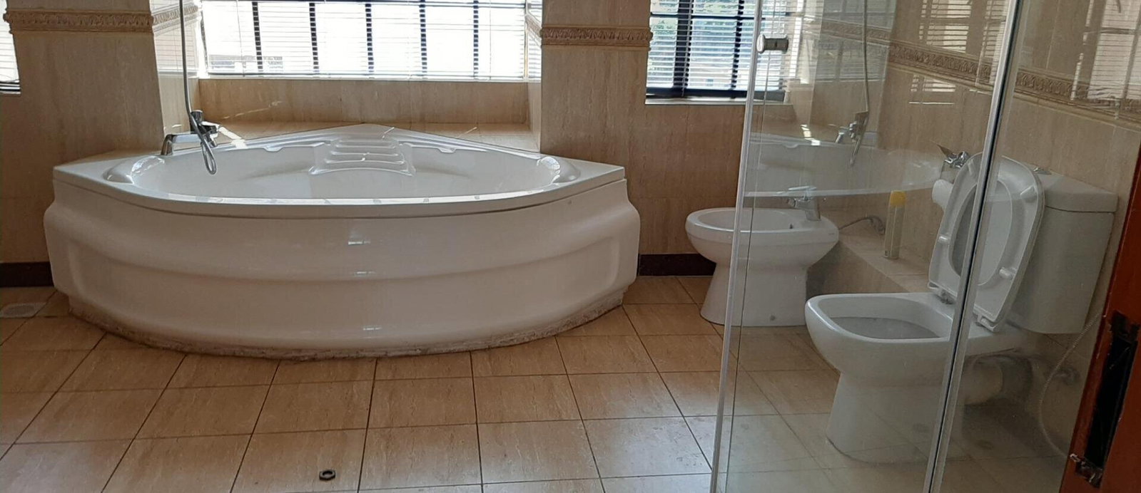 5-Ensuite Townhouse with Fireplace & Walk-in Closets - Lavington