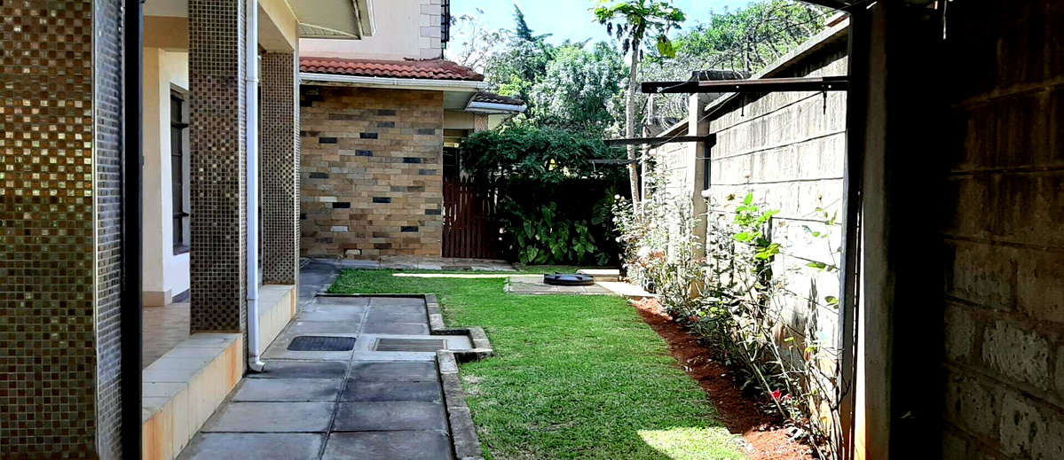 5-Ensuite Townhouse with Fireplace & Walk-in Closets - Lavington