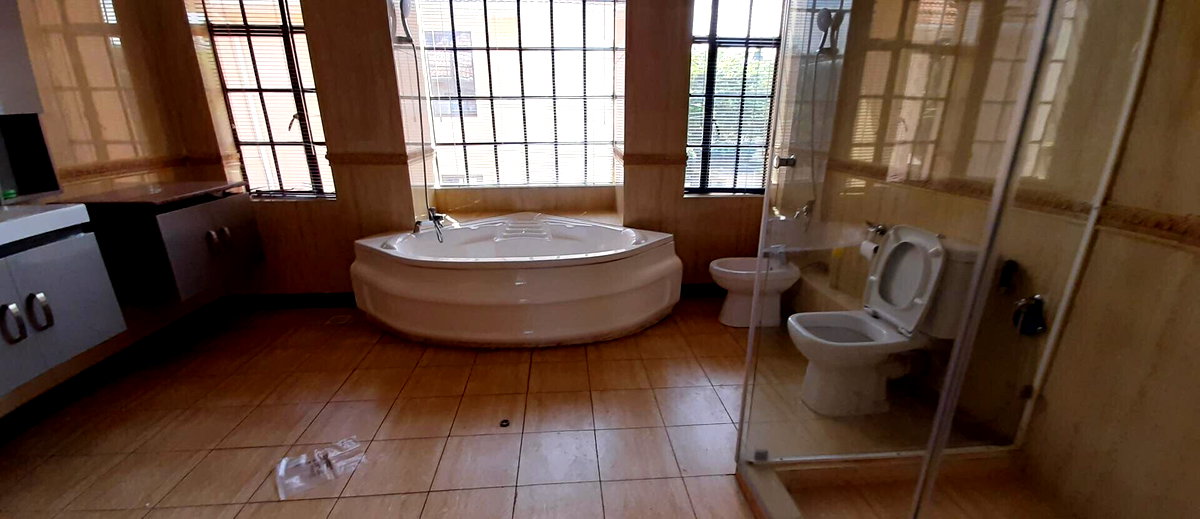 5-Ensuite Townhouse with Fireplace & Walk-in Closets - Lavington