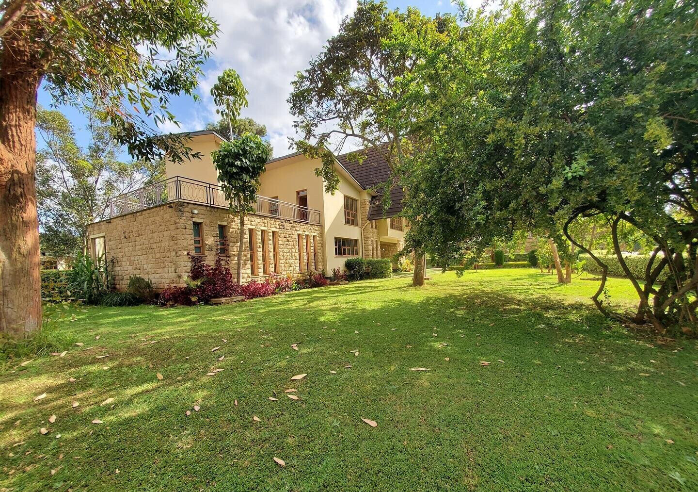 5-Ensuite Townhouse with Lake & Gym – Karen Gated Estate