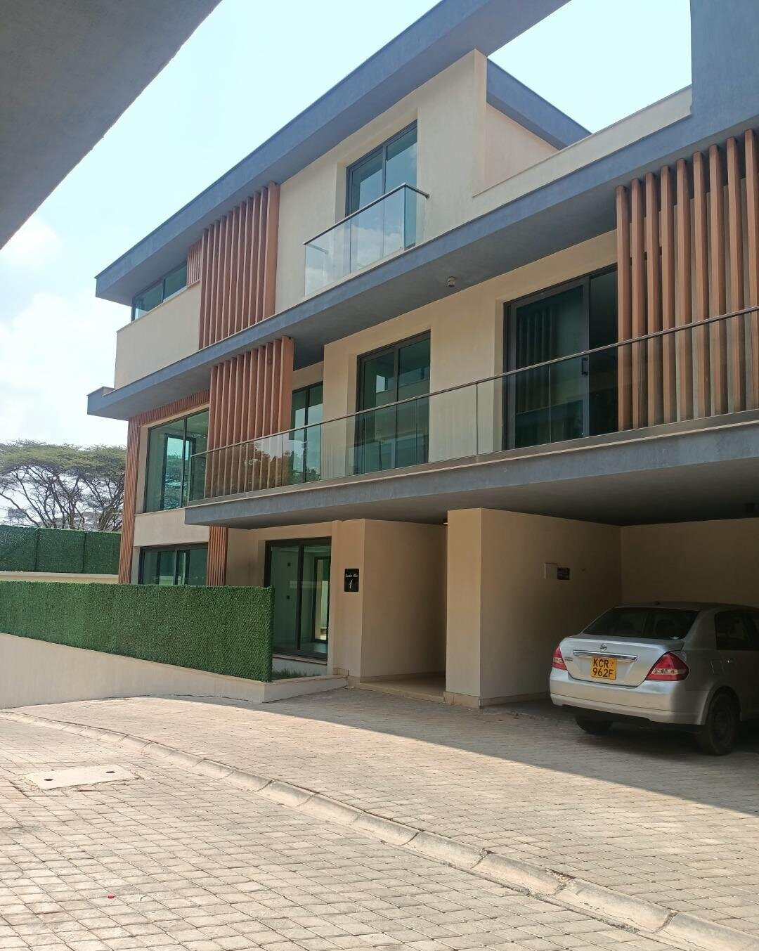 5-Ensuite Townhouse with Fitted Kitchen & Garden - Lavington