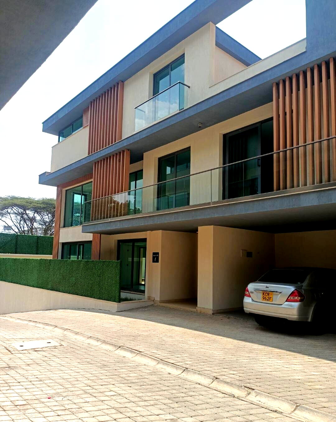 5-Ensuite Townhouse with Fitted Kitchen & Garden - Lavington