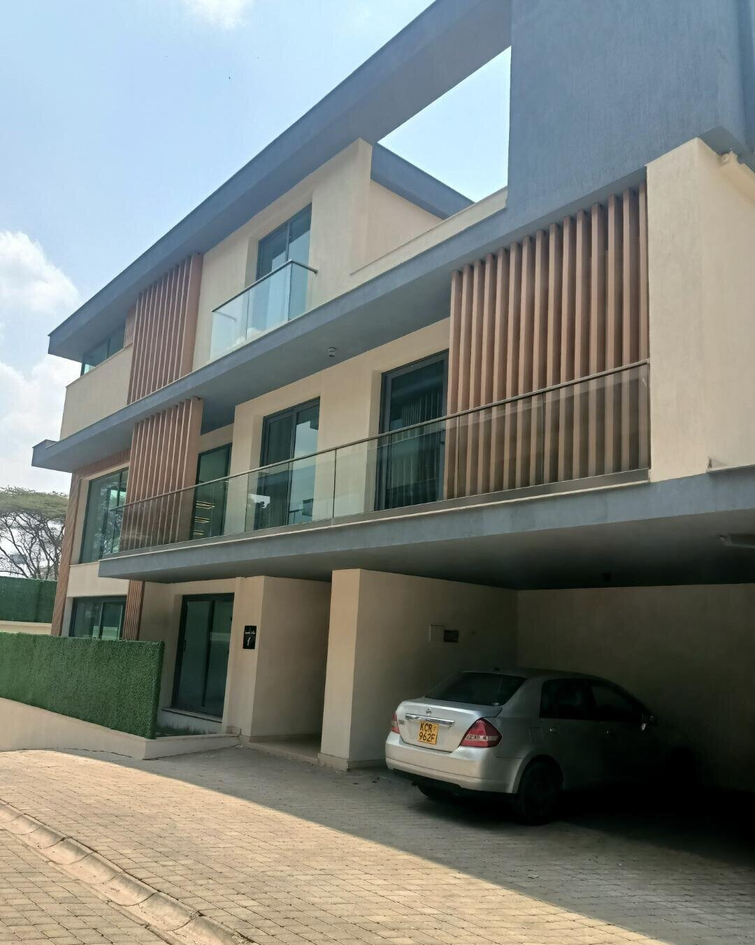 5-Ensuite Townhouse with Fitted Kitchen & Garden - Lavington