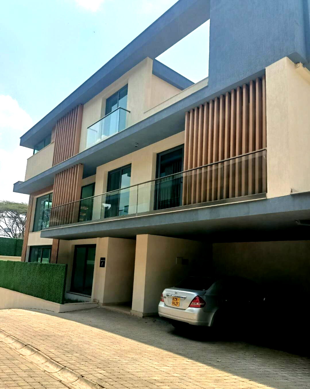 5-Ensuite Townhouse with Fitted Kitchen & Garden - Lavington