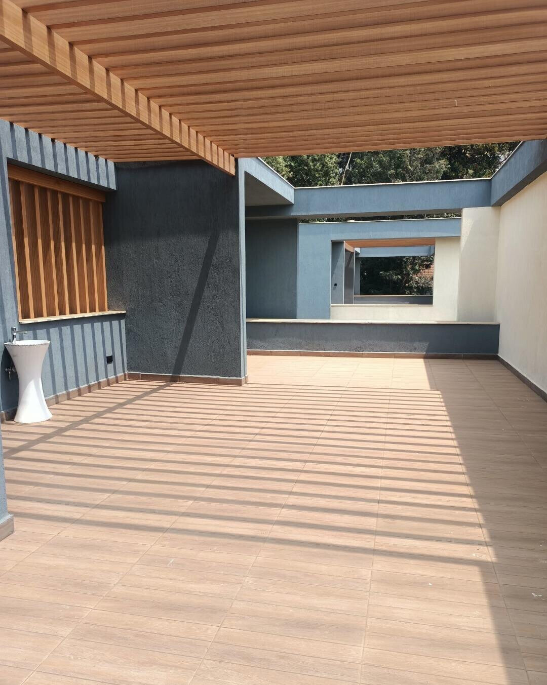 5-Ensuite Townhouse with Fitted Kitchen & Garden - Lavington