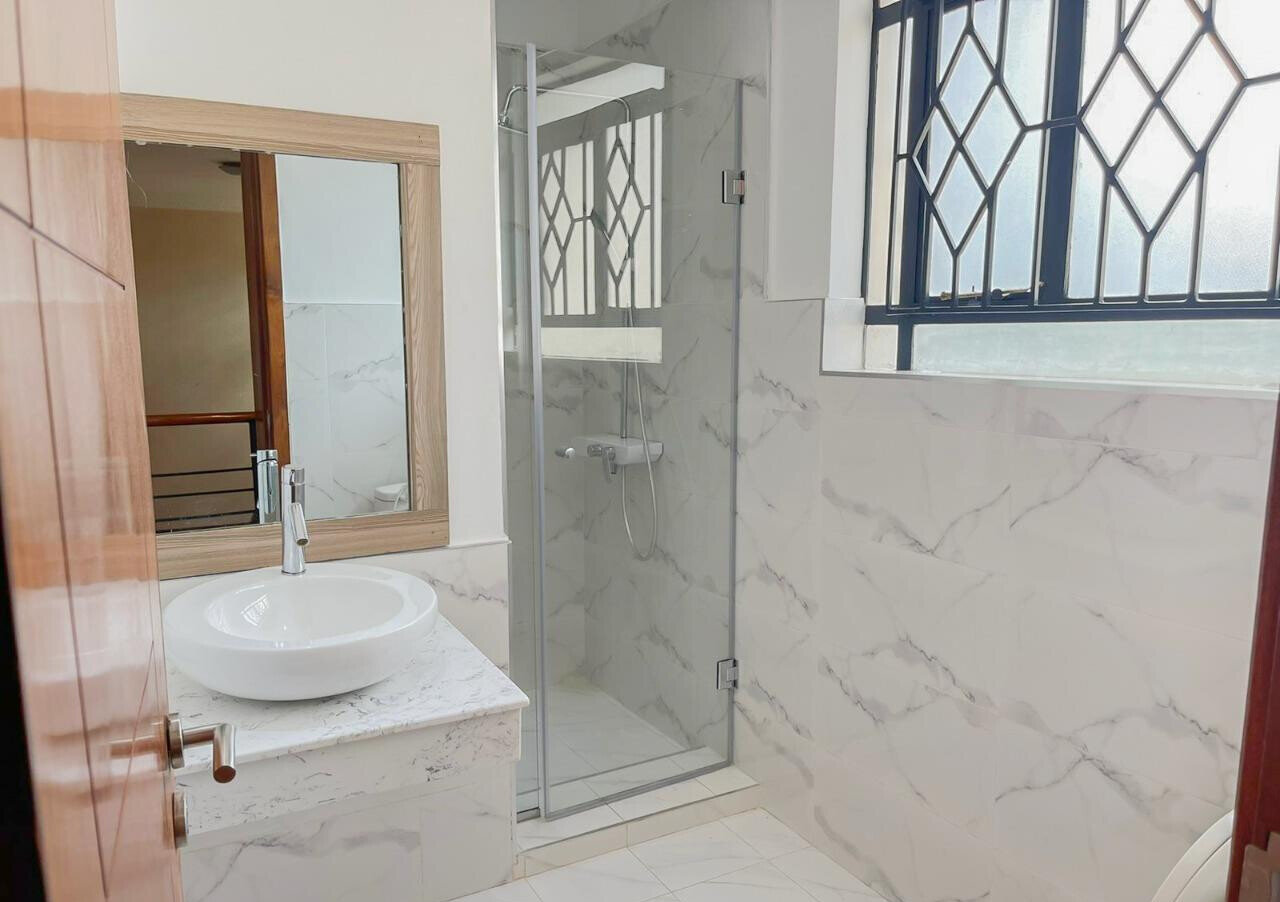 4BR Townhouse with Rooftop Terrace & Jacuzzi - Lavington