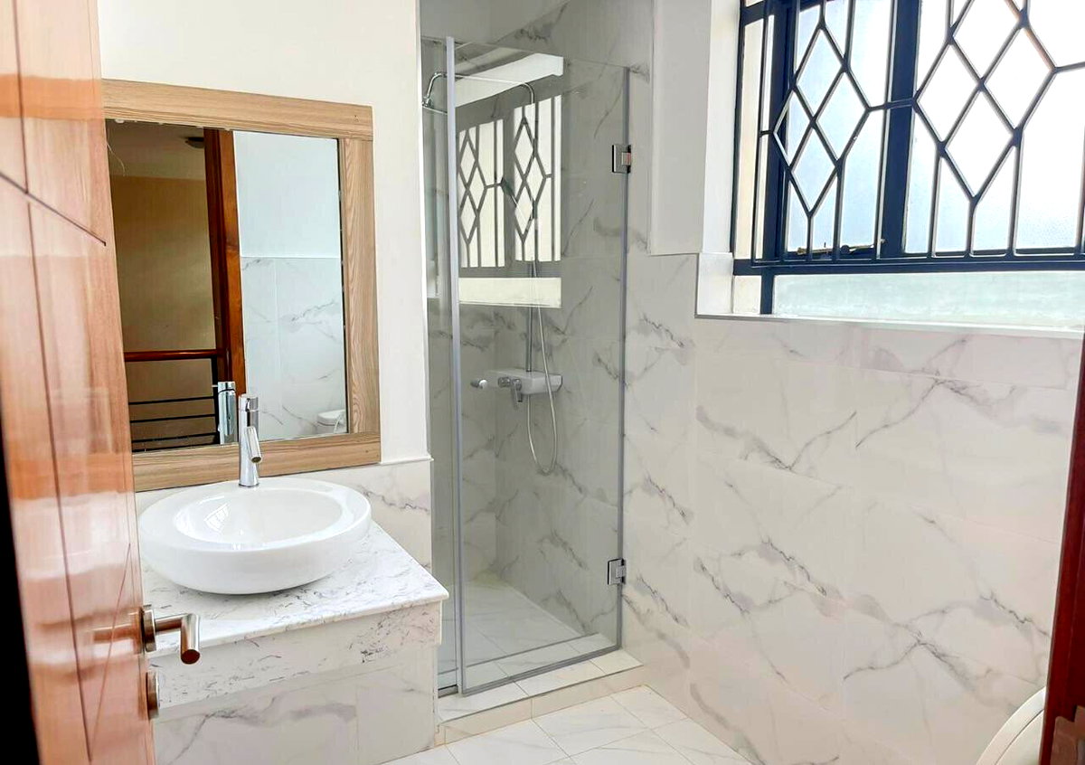 4BR Townhouse with Rooftop Terrace & Jacuzzi - Lavington
