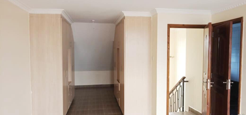 4BR Townhouse with Attic Floor & Solar Water - Thogoto