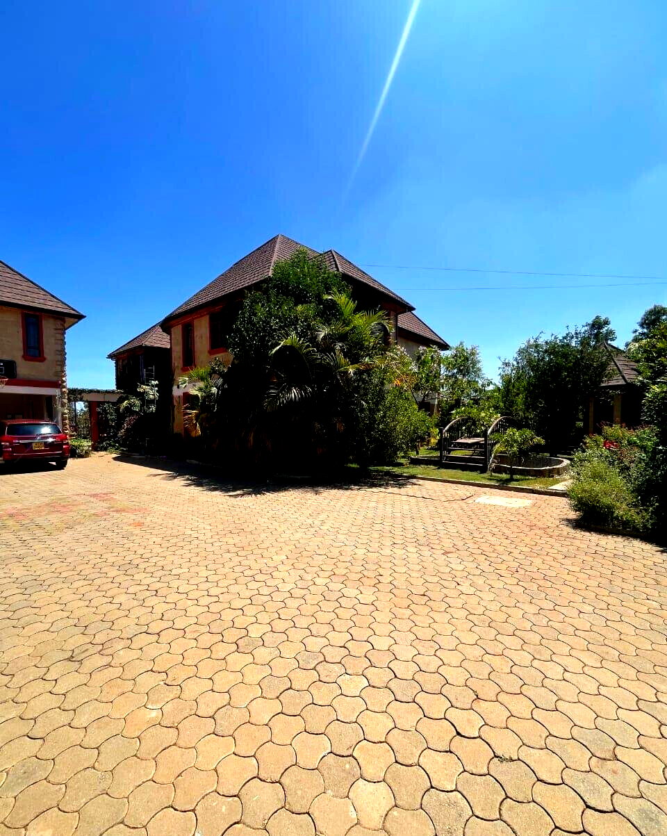 5-Ensuite Townhouse with Guest Wing & Gazebo – Fairacres, Karen