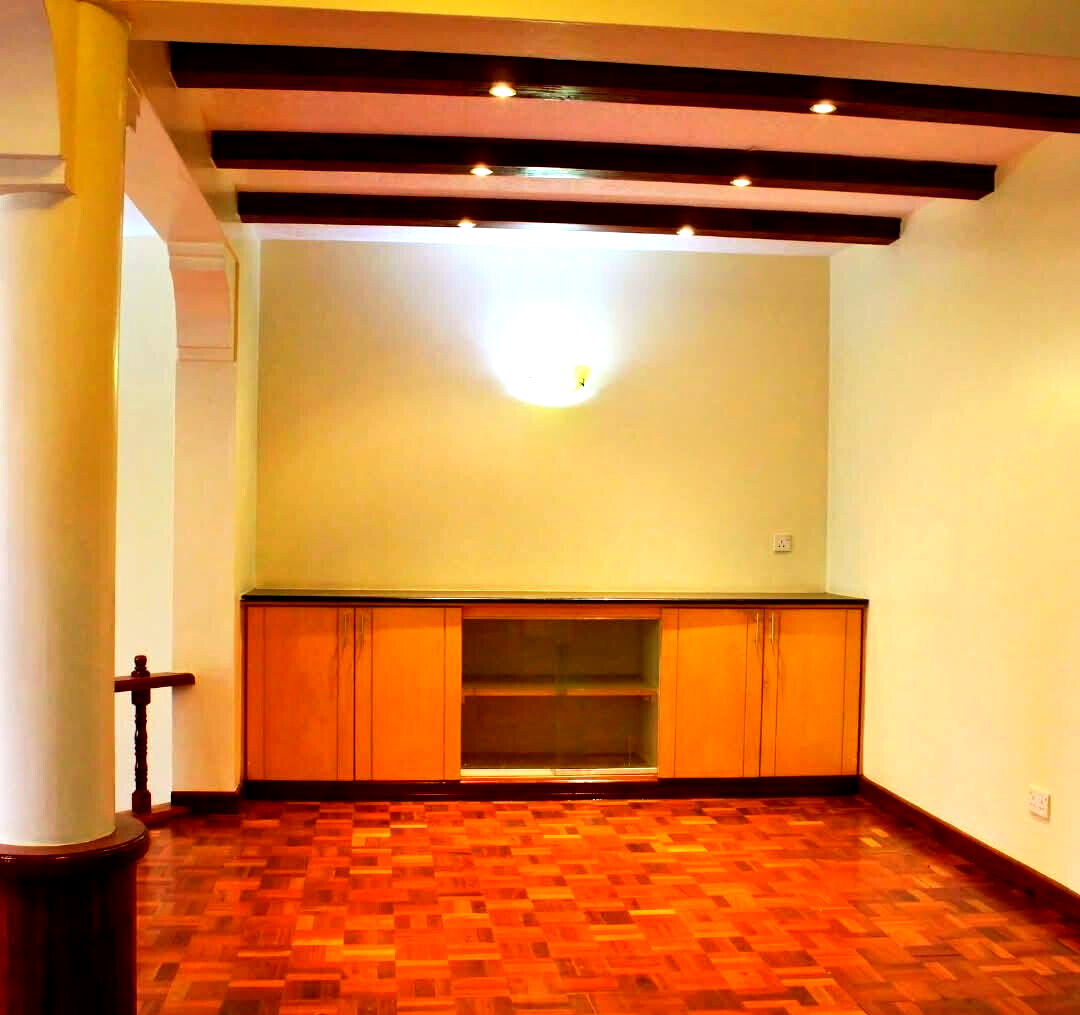 5-Ensuite Townhouse with Private Garden & Breakfast Nook - Lavington