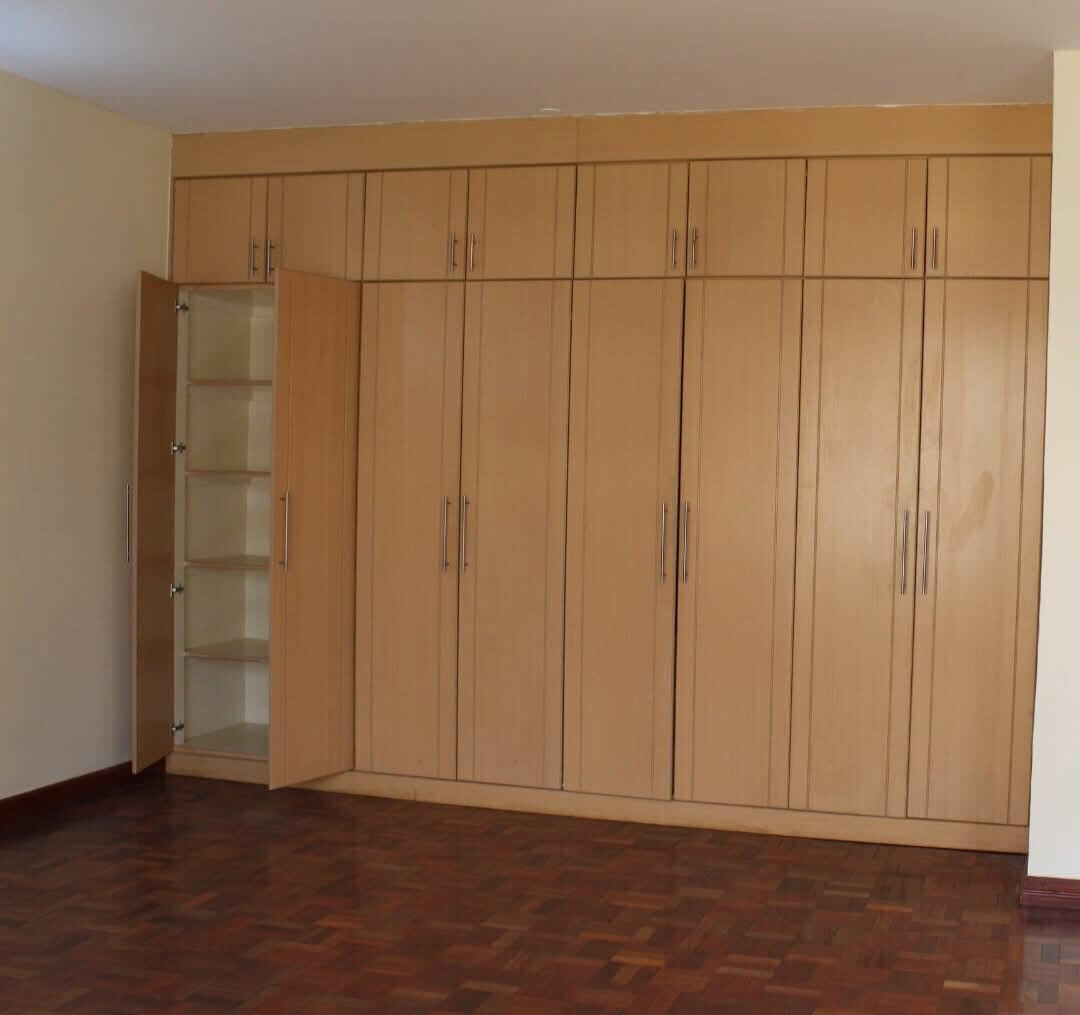 5-Ensuite Townhouse with Private Garden & Breakfast Nook - Lavington