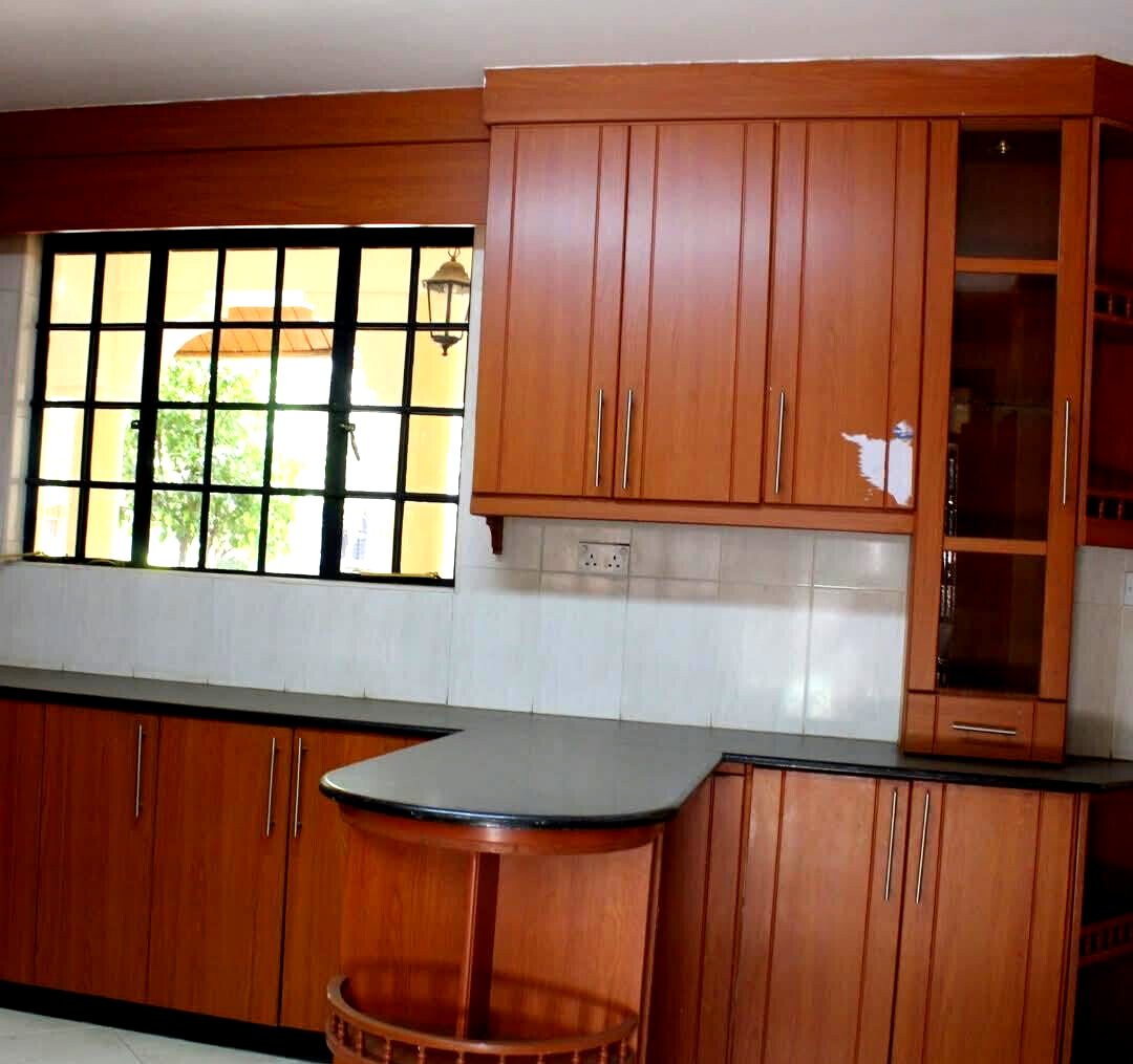 5-Ensuite Townhouse with Private Garden & Breakfast Nook - Lavington