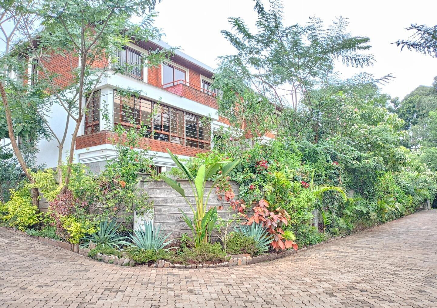 50x100 Townhouse with Garden