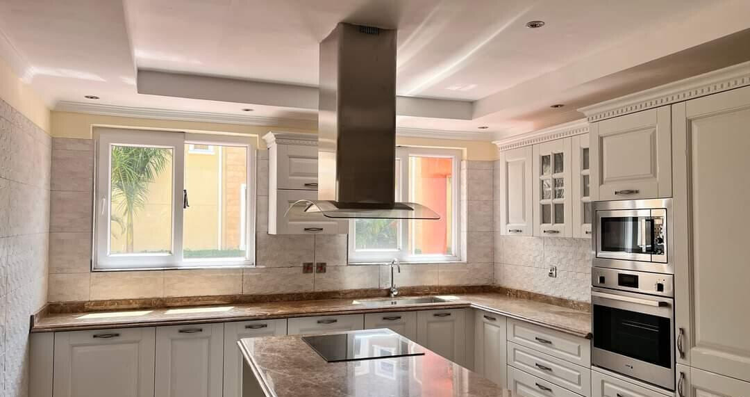 Ultra-Modern 5BR Townhouse in Gated Community of 8 - Kilimani