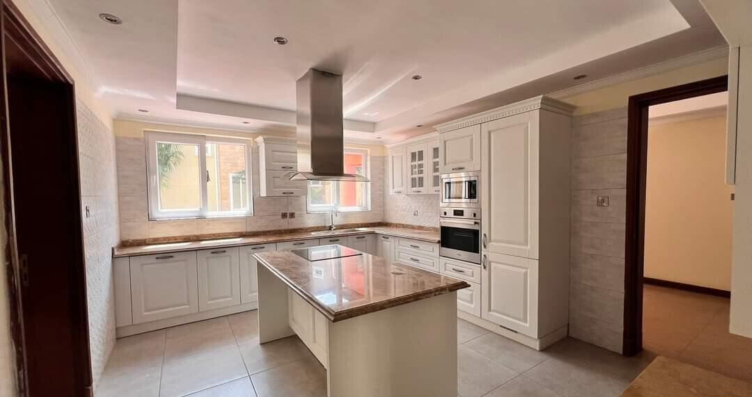 Ultra-Modern 5BR Townhouse in Gated Community of 8 - Kilimani