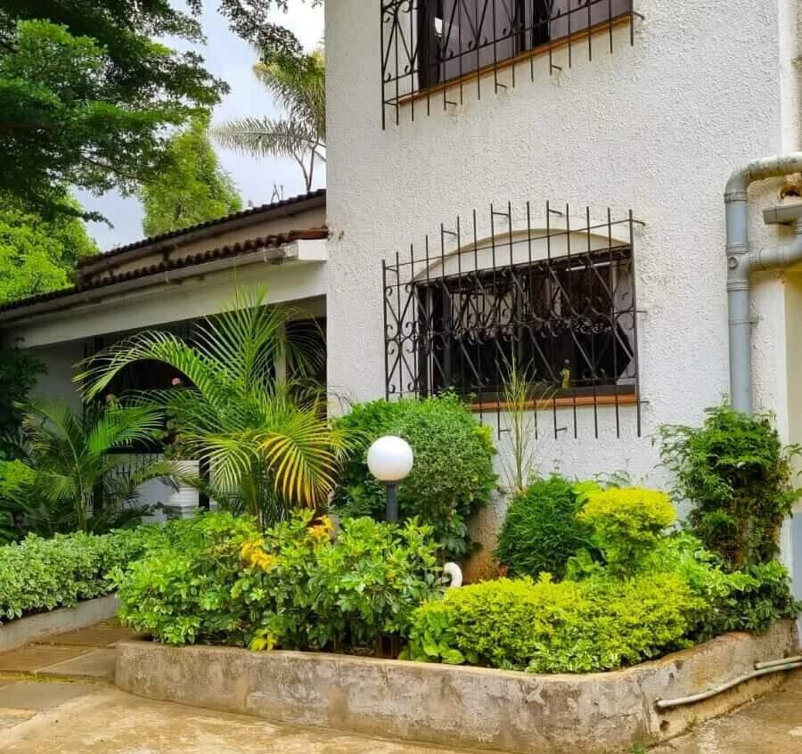 4BR Maisonette with Sunken Living Room & Private Garden - Kilimani