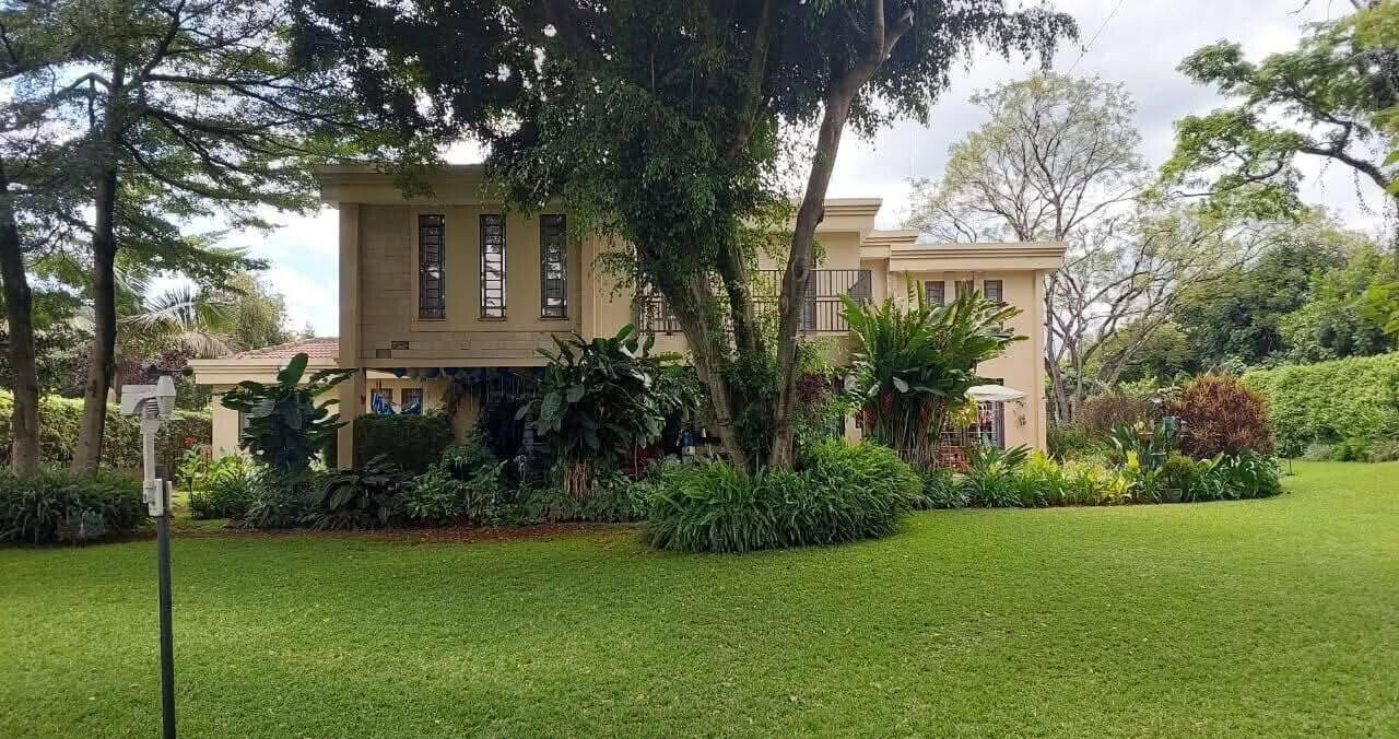 5-Ensuite Townhouse with DSQ on Half-Acre – Karen Miotoni