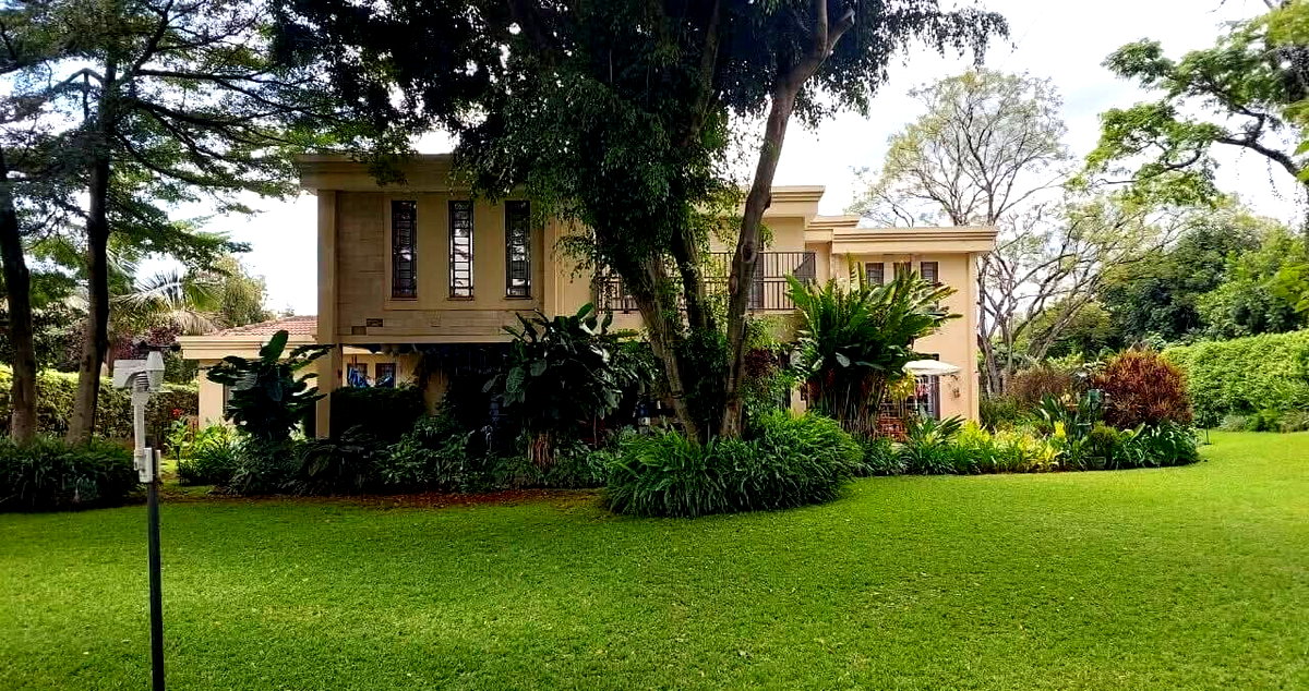5-Ensuite Townhouse with DSQ on Half-Acre – Karen Miotoni