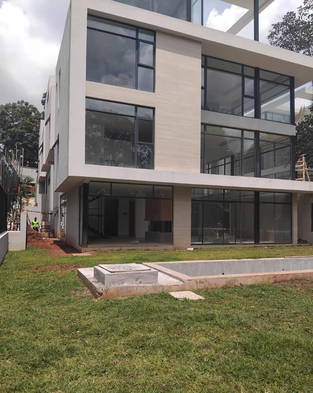 6-Bedroom Home with Private Garden & Ample Parking - Lavington