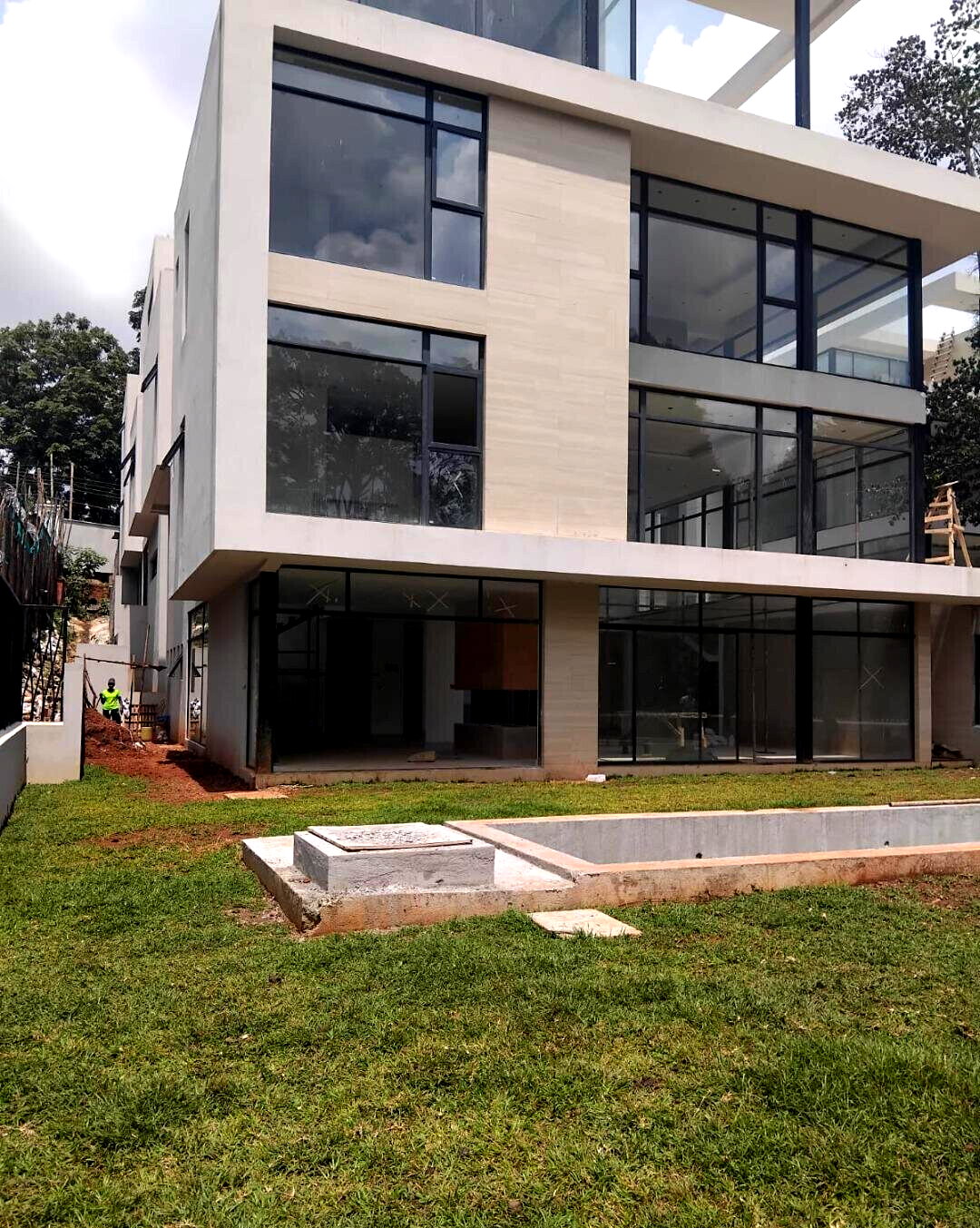 6-Bedroom Home with Private Garden & Ample Parking - Lavington