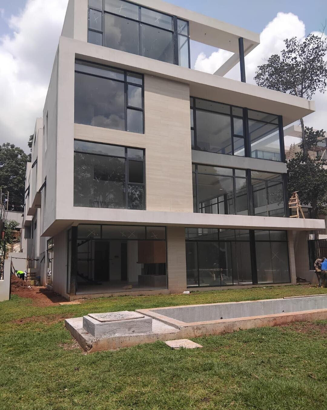 6-Bedroom Home with Private Garden & Ample Parking - Lavington
