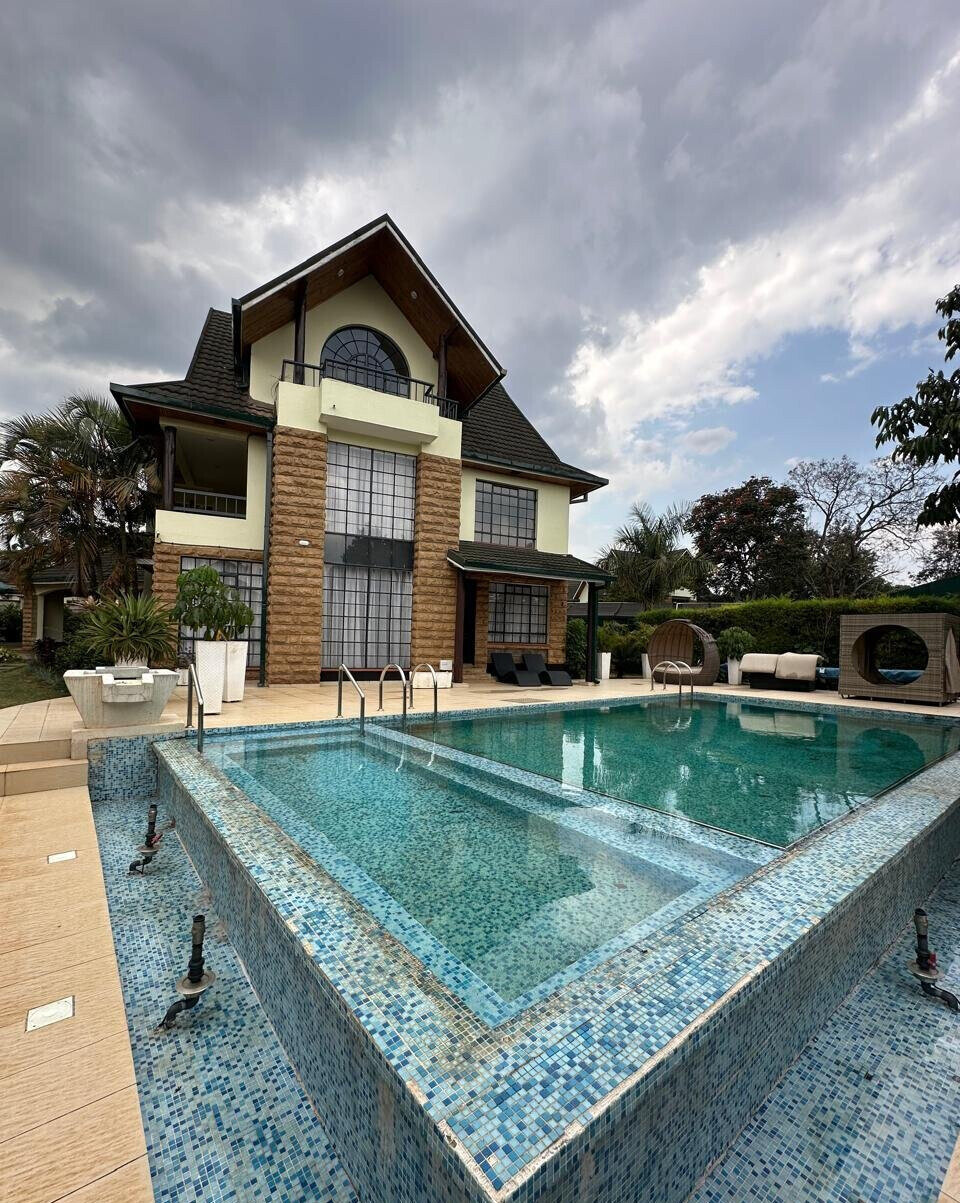 1/2 Acre 5BR Townhouse in Ridgeways