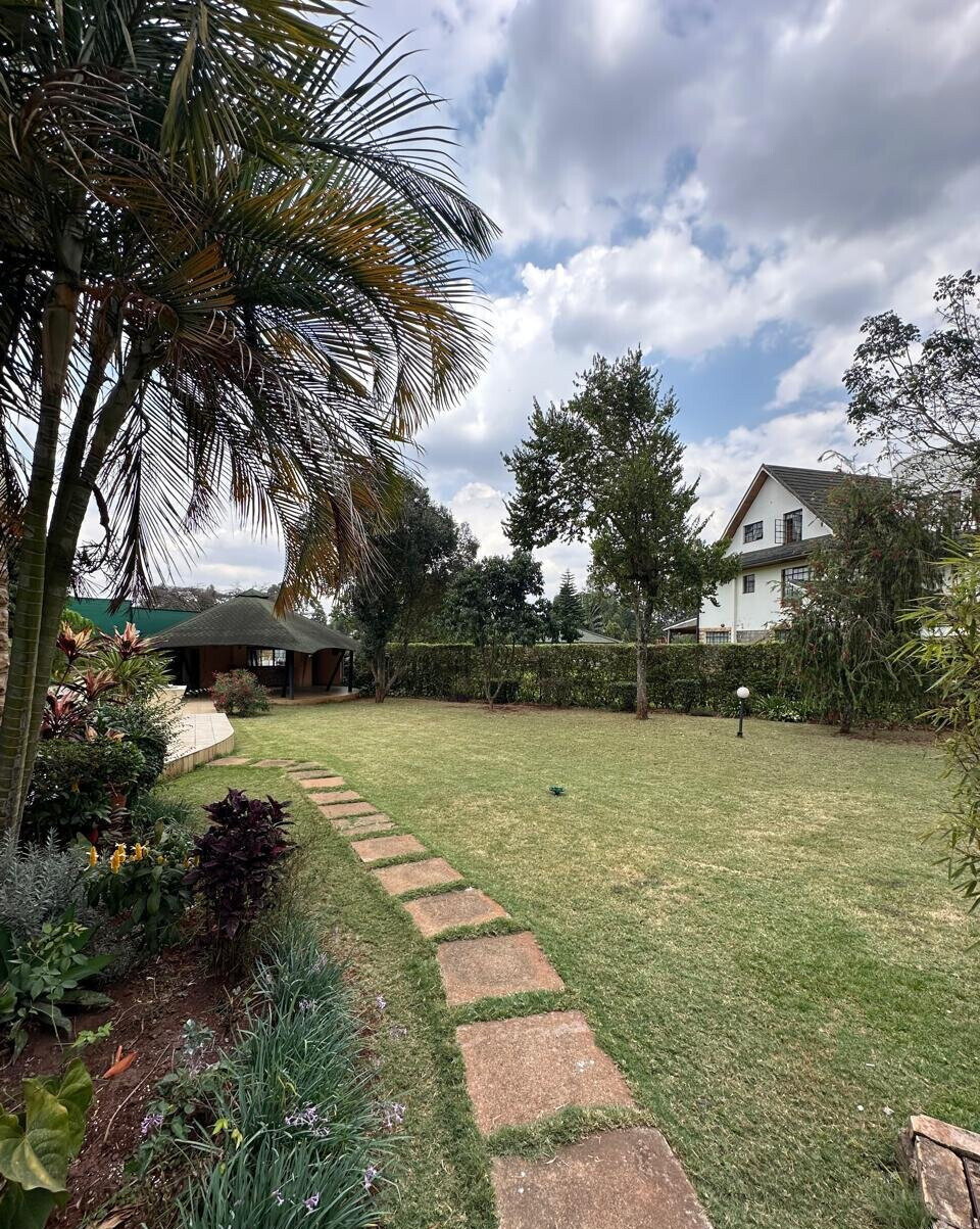 1/2 Acre 5BR Townhouse in Ridgeways