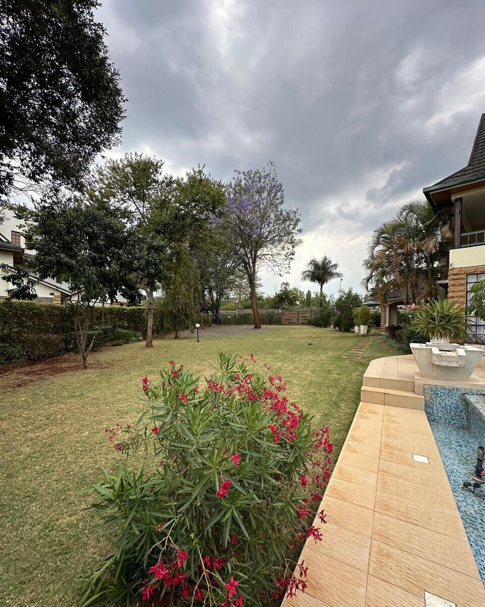 1/2 Acre 5BR Townhouse in Ridgeways
