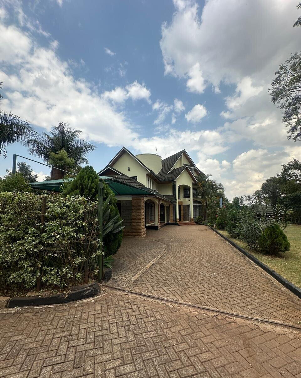 1/2 Acre 5BR Townhouse in Ridgeways